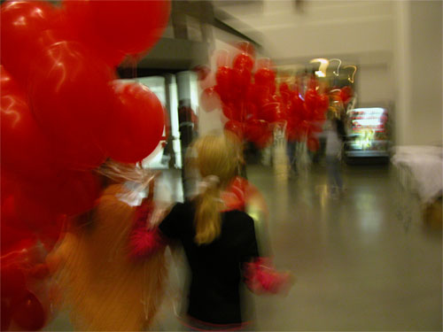 "maximal 12 stunden, sagte die frau" 2006  Schaltafeln 117 Ballone 200 x 300 x 90 cm  Aufbau – von 12 Uhr mittags bis 12 Uhr nachts – Abbau  Kulturzentrum Alte Fabrik, Rapperswil SG 