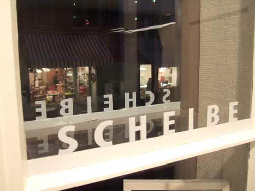 "scheibe" 2009  Folie 400 x 55mm  Text Vorfenster aussen - dazwischen leer - Text Fenster innen  interregio.RJ 09/10 minimuseum viganò, Rapperswil SG
